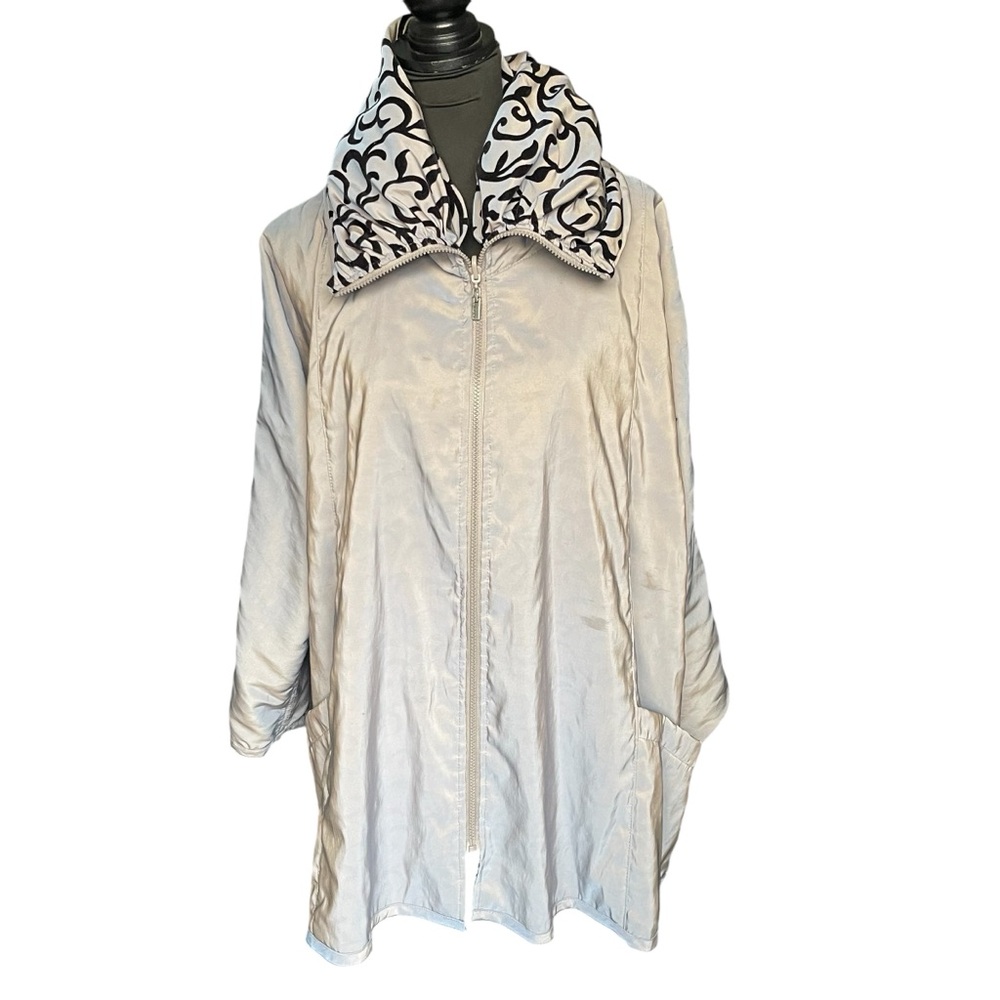 MYCRA PAC Donatella Silver/Black Scroll Reversible Zip Up Jacket (1-S/M)